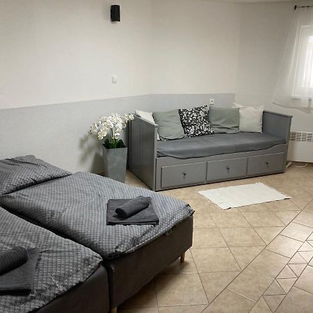Deduv Sklep Appartement Hlohovec Buitenkant foto