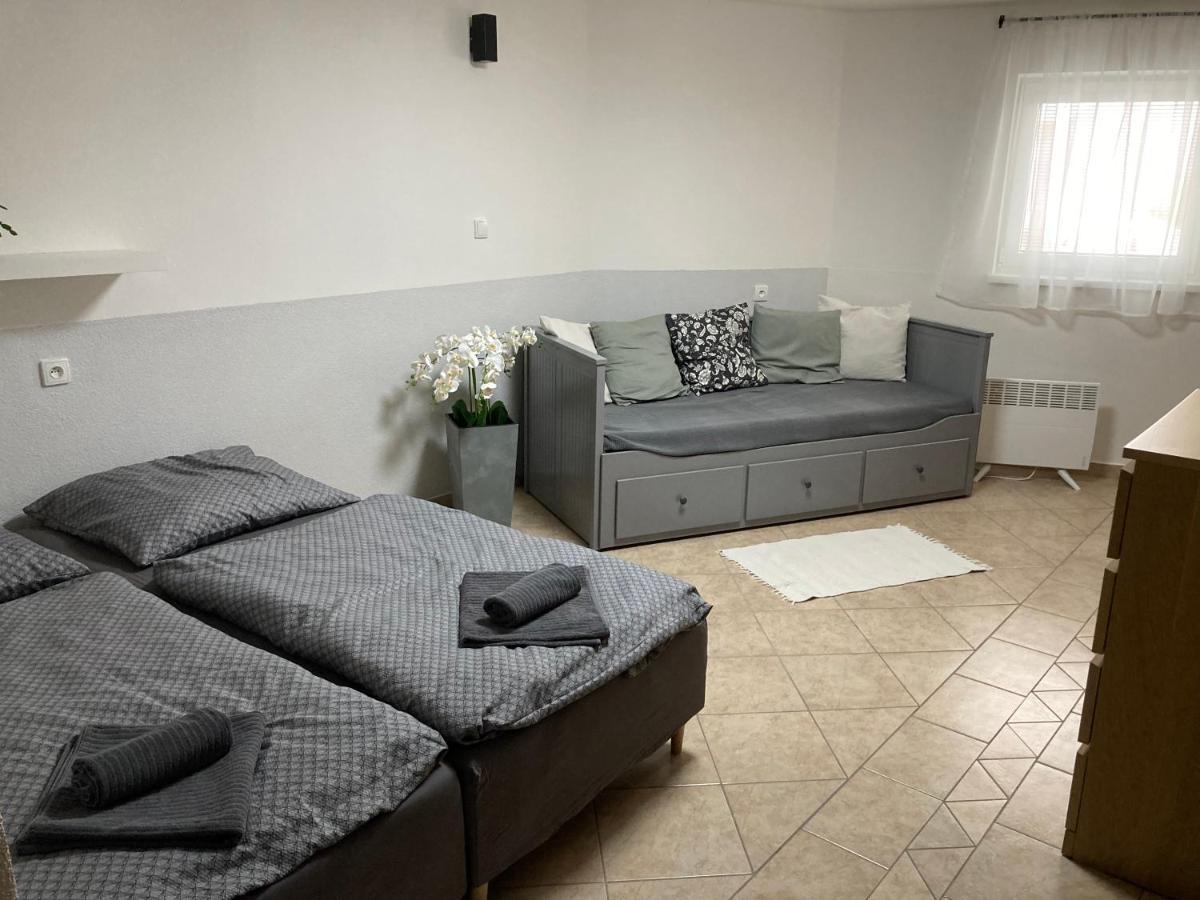Deduv Sklep Appartement Hlohovec Buitenkant foto