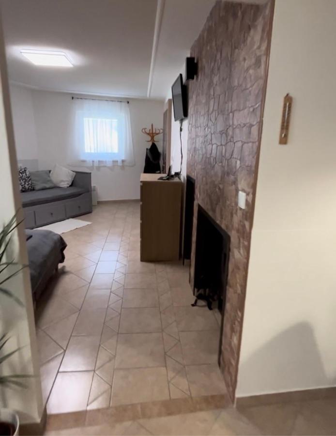 Deduv Sklep Appartement Hlohovec Buitenkant foto